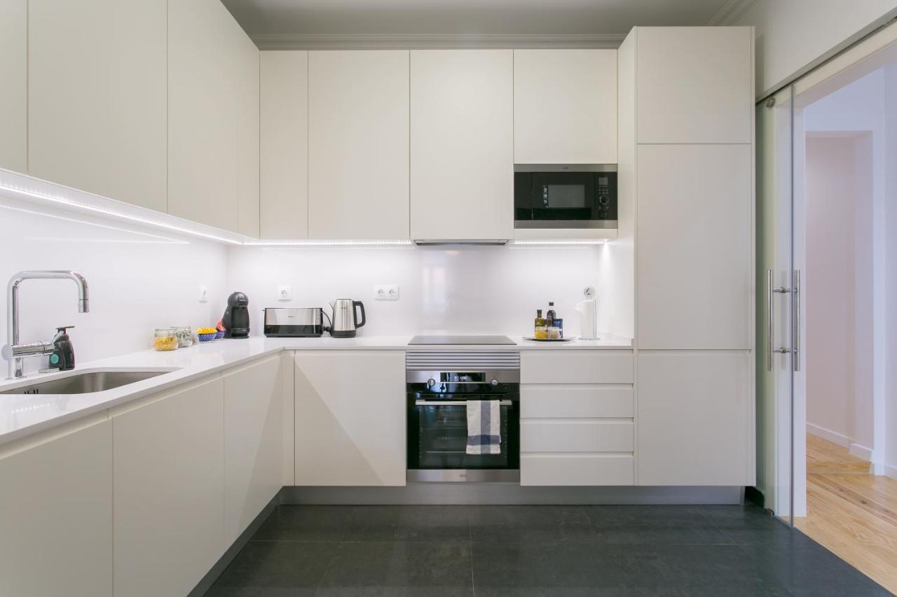 Luxury Retreat! 2 Suites, Balcony & Views!! Apartament